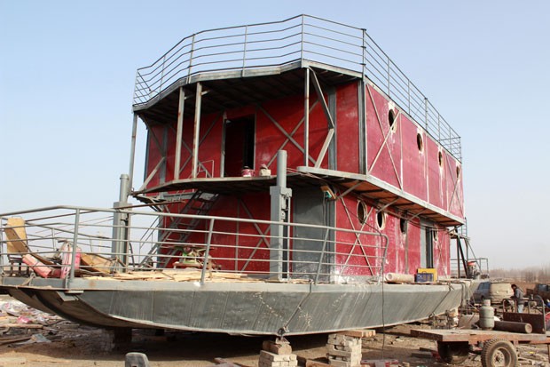 Lu Zhenhai investiu todas suas economias, cerca de US$ 160,5 mil, na construção da arca.  (Foto: AFP)