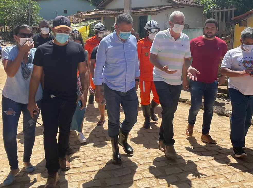 Governador Rui Costa visita áreas afetadas pela chuva na Bahia — Foto: Divulgação/Governo do Estado