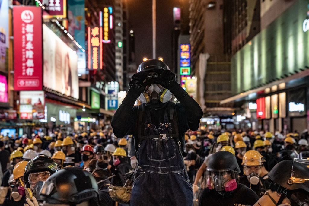 HONG KONG, CHINA - AUGUST 3: A protester uses binoculars during a stand-off with police on August 3, 2019 in Hong Kong, China. Pro-democracy protesters have continued rallies on the streets of Hong Kong against a controversial extradition bill since 9 Jun (Foto: Getty Images)