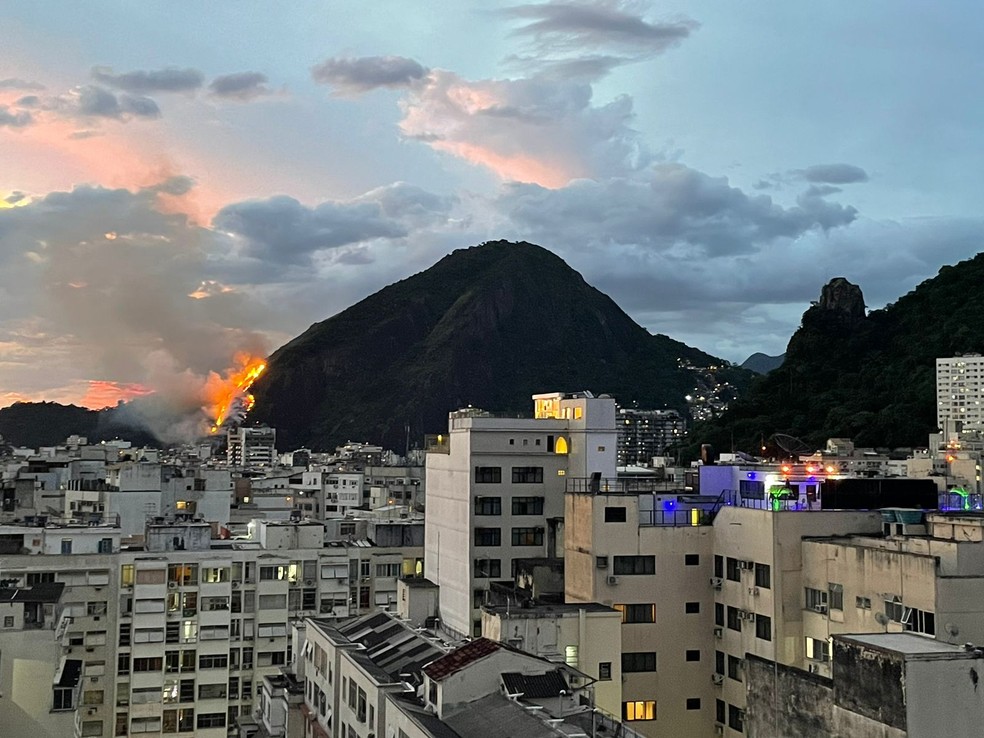 Incêndio atinge morro em Copacabana — Foto: Arquivo Pessoal