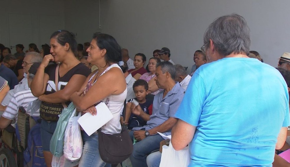 Movimento foi grande durante toda a manhã e início da tarde na farmácia da prefeitura em Bauru (Foto: TV TEM / Reprodução )