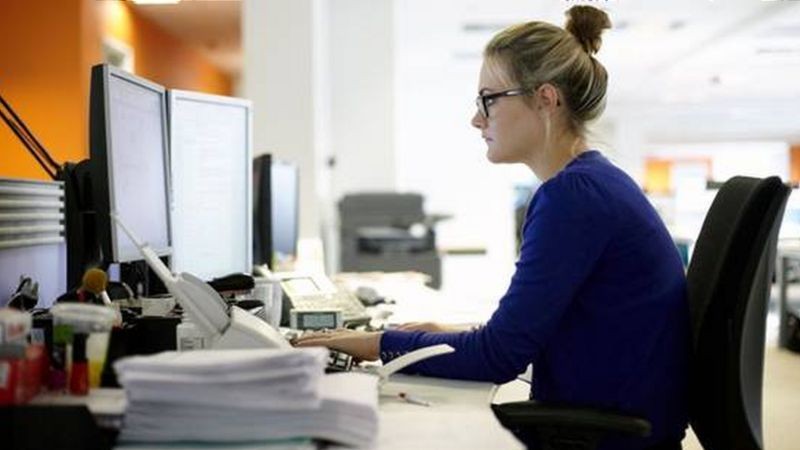Você não é um funcionário de destaque - ou não quer ser? Não há nenhum problema nisso e os empregadores precisam recompensar os trabalhadores medianos (Foto: Getty Images via BBC News)