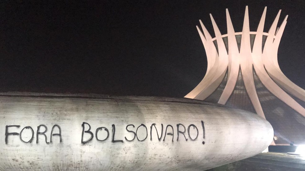 BRASÍLIA, 18h56: Pichação em frente à Catedral de Brasília — Foto: Vinícius Cassela/TV Globo