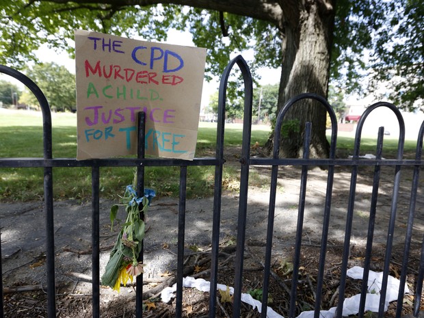Cartaz colocado em cerca perto do local em que Tyree King foi morto pede justiça (Foto: PAUL VERNON / AFP)