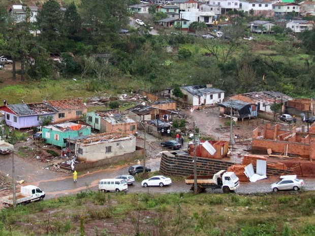 Casas tiveram os telhados arrancados (Foto: PMFB/ Divulgação)