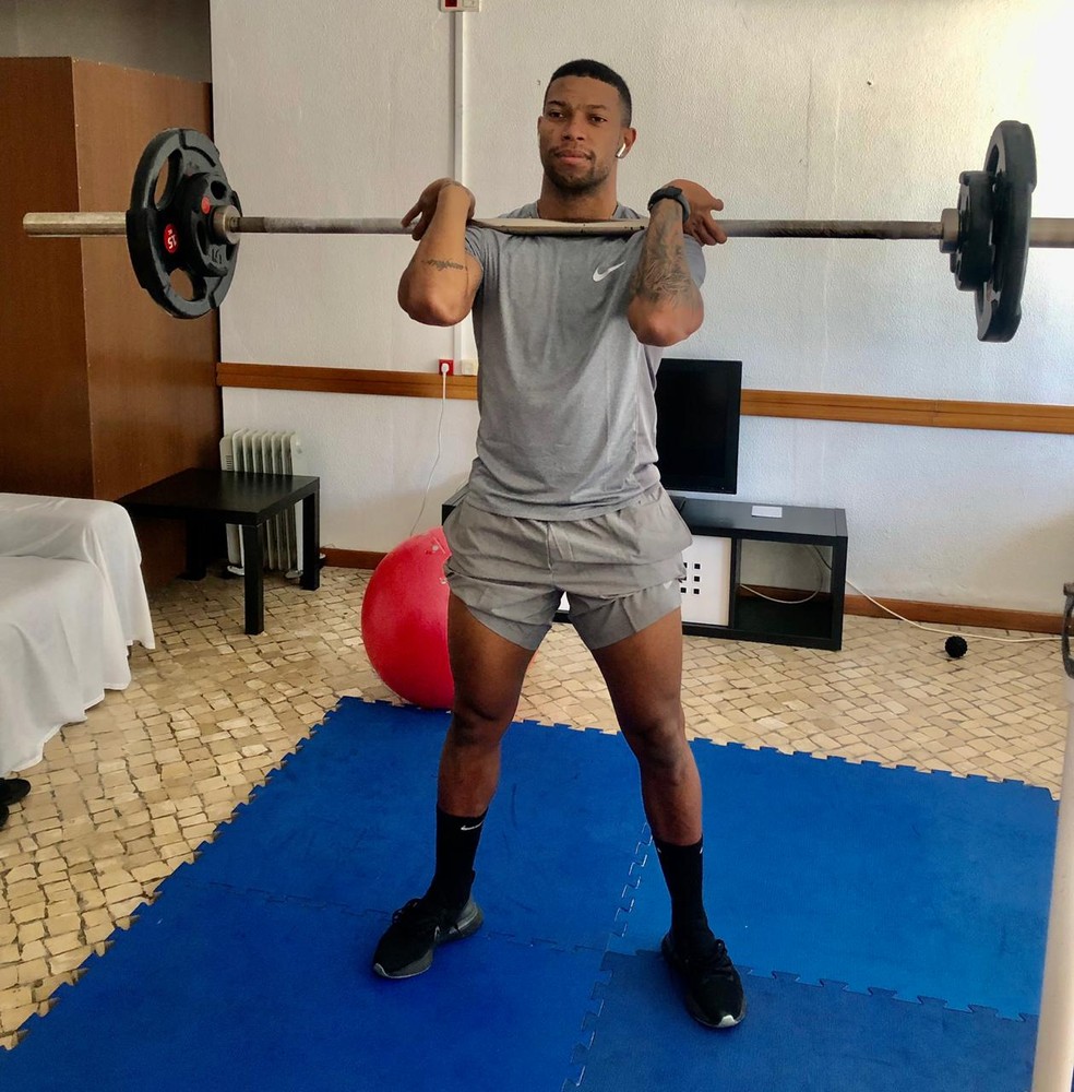Em isolamento, velocista Rodrigo Nascimento improvisa os treinos dentro do quarto em Portugal — Foto: Arquivo pessoal