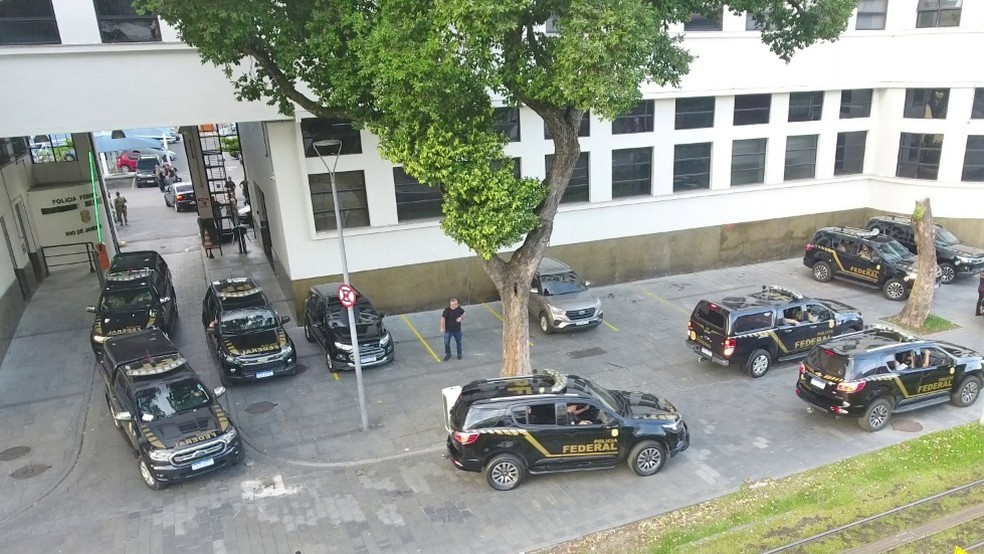 Carros da Polícia Federal deixam a Superintendência, na Praça Mauá — Foto: Reprodução/PF