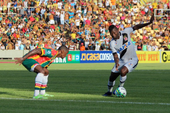 Vasco aceita pagar salários e aguarda Cruzeiro para renovar com Riascos