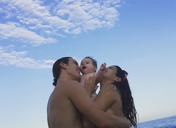 Gabriel Chadan posa com a mulher, Ana Terra Blanco, e a filha, Gaia (Foto: Reprodução/Instagram)