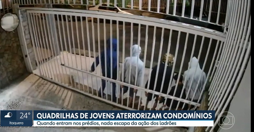 Jovens erguem portão para invadir apartamento em Perdizes, Zona Oeste de SP — Foto: Reprodução/ Tv Globo