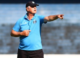 Sem vaga, Felipão pode terminar ano com números superiores a Renato