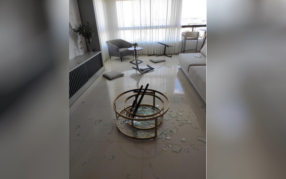 Homem é suspeito de agredir esposa, quebrar carro de luxo dela e móveis do apartamento do casal após cadela cair do 19ª andar e morrer , em Anápolis — Foto: Polícia Militar/Divulgação