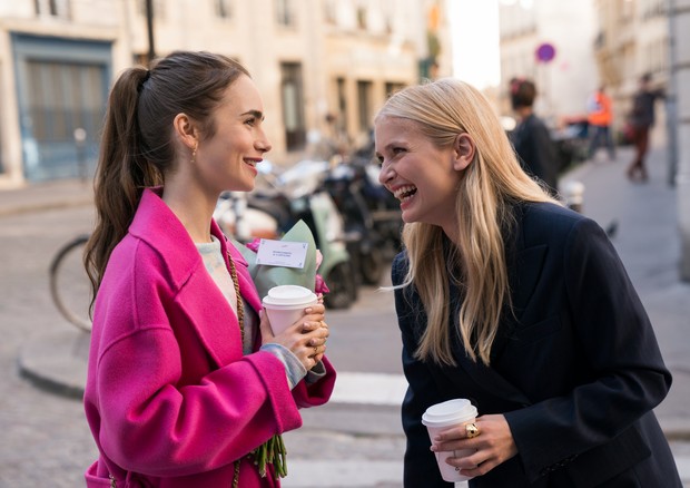 EMILY IN PARIS (L to R) LILY COLLINS as EMILY and CAMILLE RAZAT as CAMILLE in episode 104 of EMILY IN PARIS. Cr. STEPHANIE BRANCHU/NETFLIX  (Foto: STEPHANIE BRANCHU/NETFLIX)
