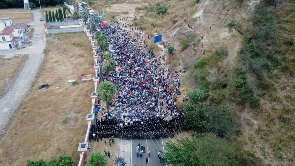 A caravana de migrantes tenta chegar aos EUA a pé — Foto: EPA/BBC