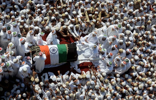Indianos acompanham a procissão no funeral do líder espiritual Syedna Mohammed Burhanuddin. (Foto: Punit Paranjpe/AFP)