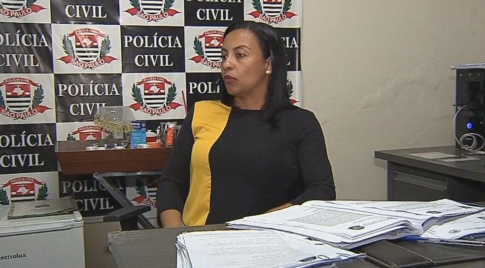 A delegada Ana Carolina de Brito, titular da DDM de São Manuel, diz vai aguardar alta médica do policial para colher seu depoimento — Foto: TV TEM/Reprodução