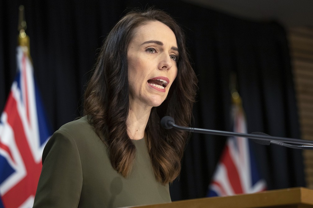 A primeira-ministra da Nova Zelândia durante uma coletiva de imprensa em Wellington, na Nova Zelândia, em 17 de agosto — Foto: Mark Mitchell/New Zealand Herald via AP