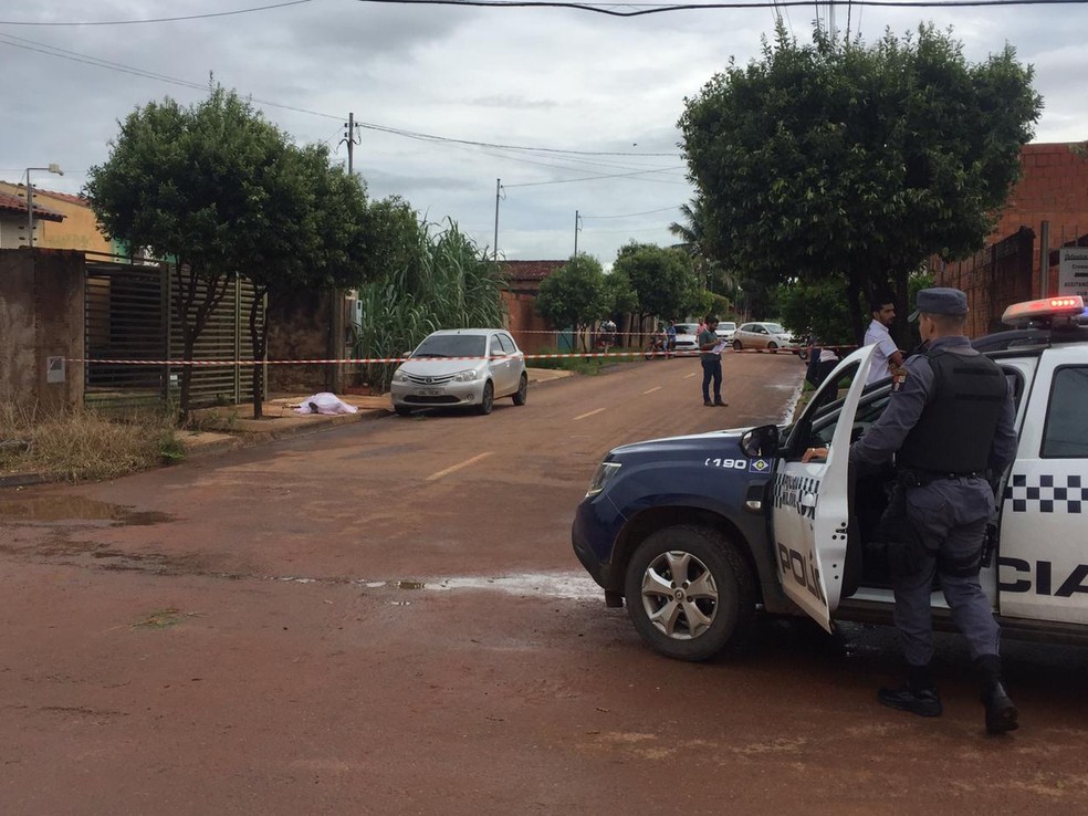 Mulher foi morta ao sair de casa em Rondonópolis (MT) — Foto: Maycon Araújo/TVCA