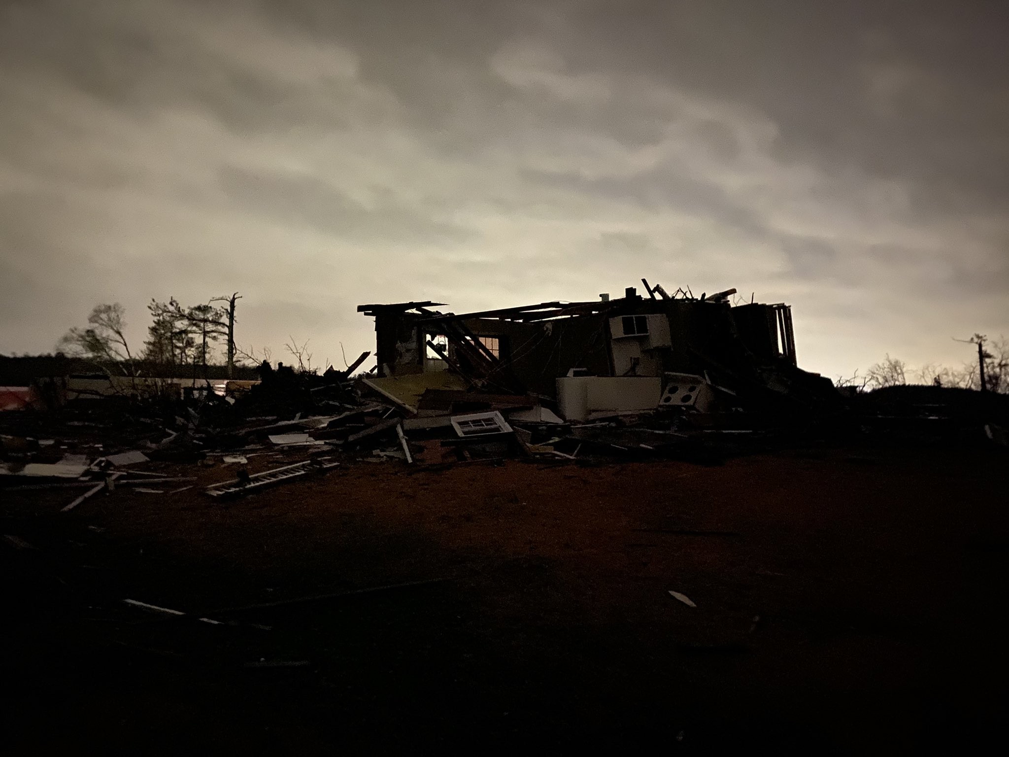 Tornado leva destruição a cidade do Alabama, nos EUA (Foto: Reprodução/Twitter)