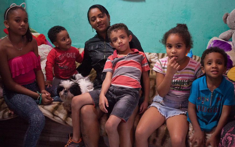 Renata com cinco de seus sete filhos, que cria vendendo marmitex na Cracolândia  (Foto: Felix Lima/BBC Brasil)