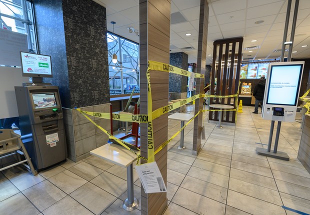 Restaurante do McDonald's em Nova York: durante pandemia, rede permitiu apenas retirada de pedidos no balcão (Foto: Noam Galai/Getty Images)