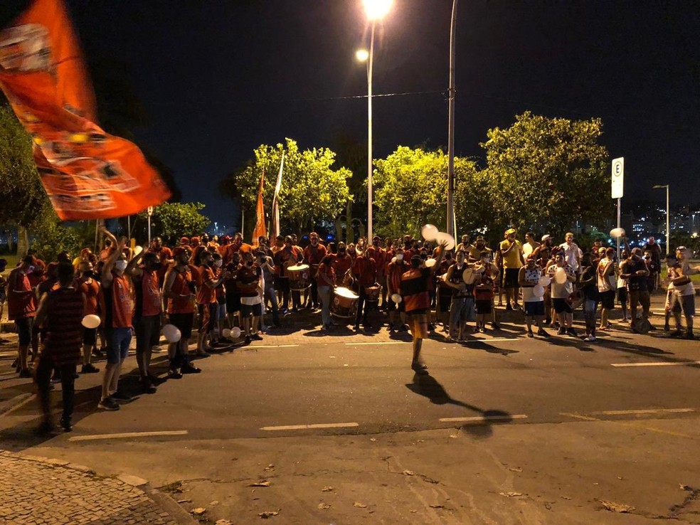 Torcedores fazem festa na chegada do Flamengo ao Rio &mdash; Foto: Divulga&ccedil;&atilde;o
