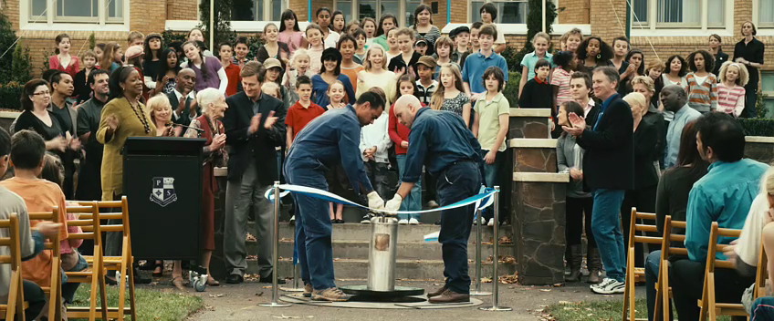 Cena do filme Presságio, quando escola desenterra cápsula do tempo (Foto: Reprodução)