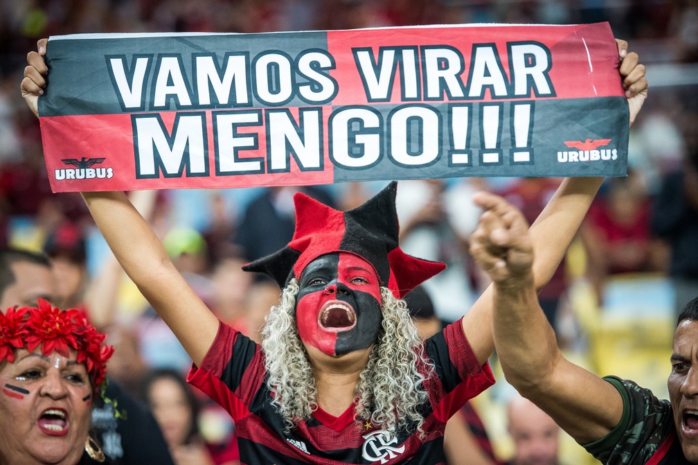 "Oh, vamos virar, Mengo" foi o grito que mais se repetiu no MaracanÃ£ â€” Foto: Alexandre Vidal e Marcelo Cortes / Flamengo