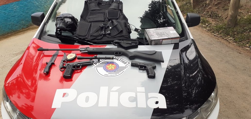 Pol&iacute;cia encontrou r&eacute;plicas de armas e outros objetos na casa de suspeito de viol&ecirc;ncia dom&eacute;stica, em Suzano. &mdash; Foto: Pol&iacute;cia Militar/Divulga&ccedil;&atilde;o
