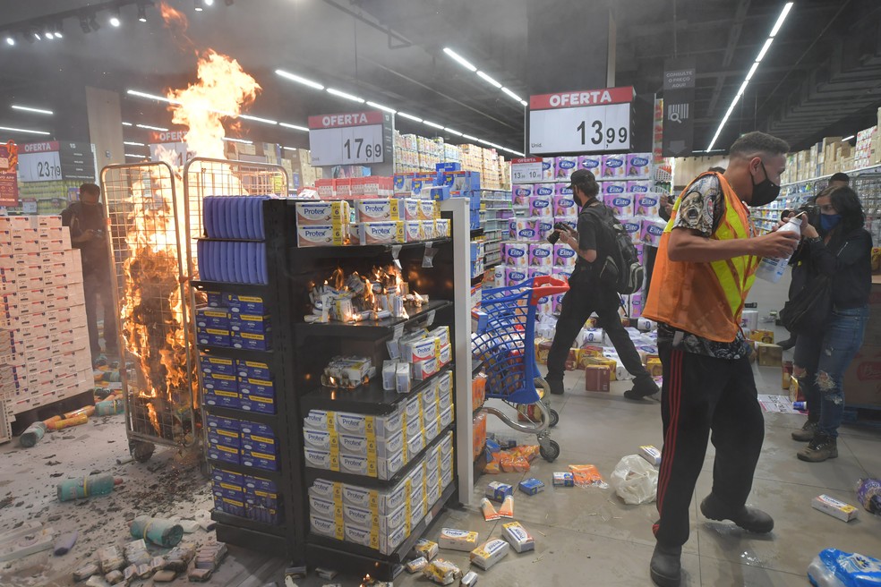 Loja do Carrefour nos Jardins foi atacada durante manifestação que pediu justiça por João Alberto — Foto: Nelson Almeida/AFP