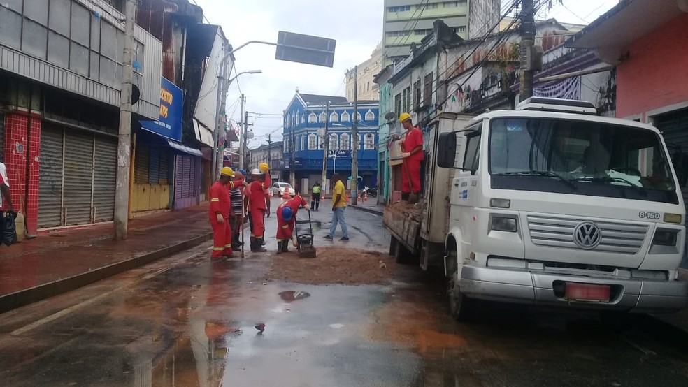 Interdição começou por volta das 20h de quarta, para obras de recuperação do asfalto — Foto: Cid Vaz/TV Bahia
