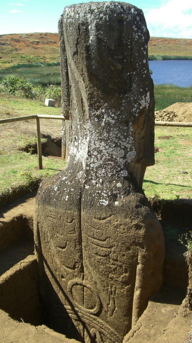 Rosto de pedra na ilha de páscoa. antiga estátua de moai. símbolo de  viagens famoso.