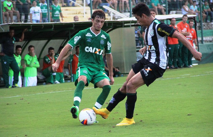 Jovem da Chape passa por dois, bate rivais de Fla e Grêmio e tem pintura