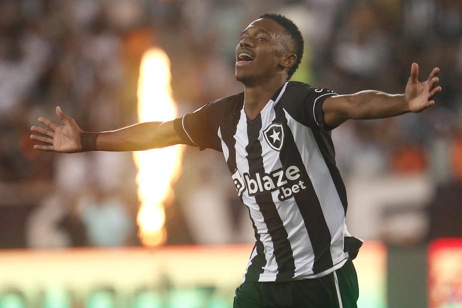 Jeffinho, jogador do Botafogo, comemora seu gol durante partida contra o Athletico-PR, pelo Campeonato Brasileiro 2022.