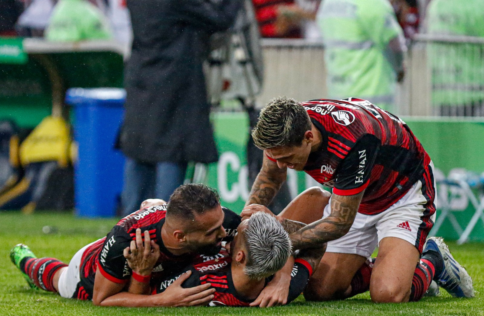 Arrascaeta é abraçado por companheiros depois de marcar gol sobre o Galo  — Foto: Alexandre Cassiano / Agência O Globo