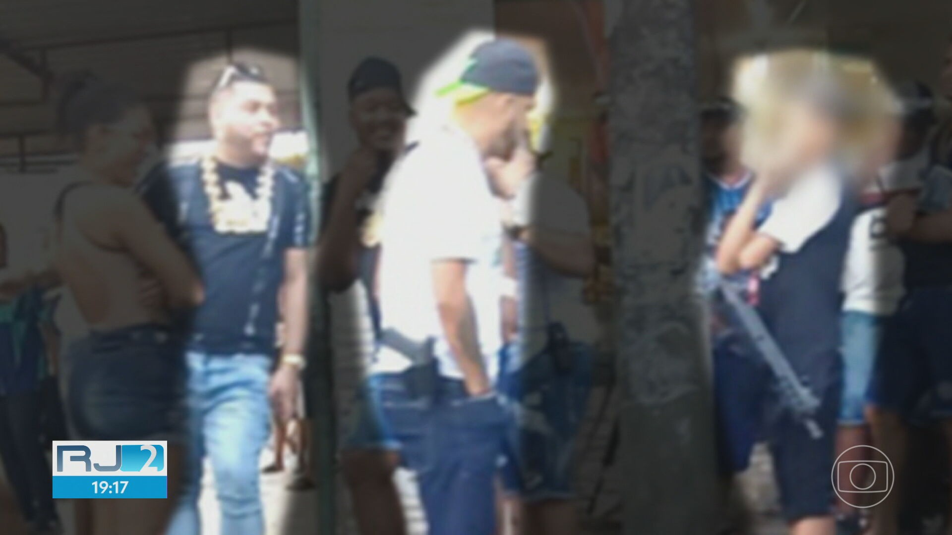 Área onde bandidos são treinados em favela é cercada por 5 escolas e uma creche; imagem mostra criança de fuzil