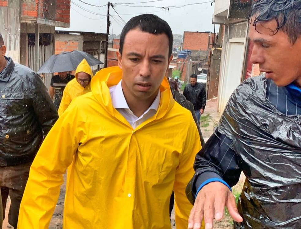 O prefeito de Osasco, Rogério Lins (Podemos), durante fiscalização das áreas atingidas pela enchente desta segunda-feira (10). — Foto: Divulgação