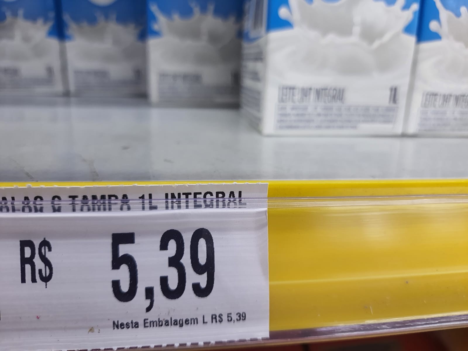 Oferta de leite longa vida em supermercado no ABC Paulista (Foto: Editora Globo)