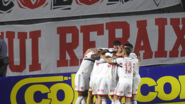 Jogadores do São Paulo comemoram gol