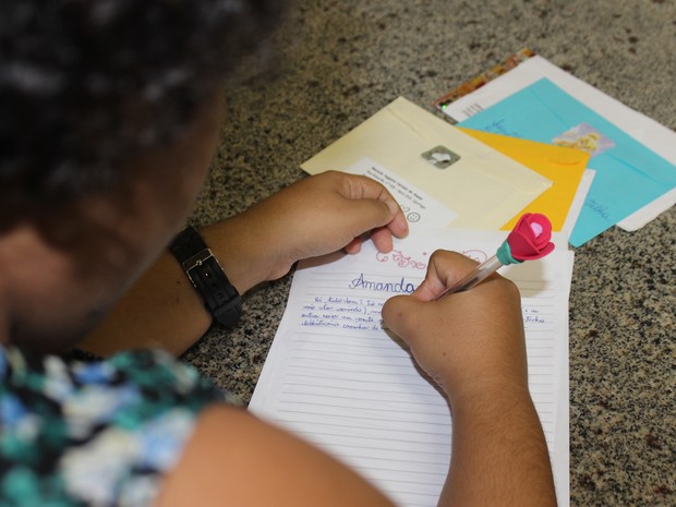 Jovens mantém viva a cultura de se comunicar através de cartas (Foto: Fernando Brito/G1)