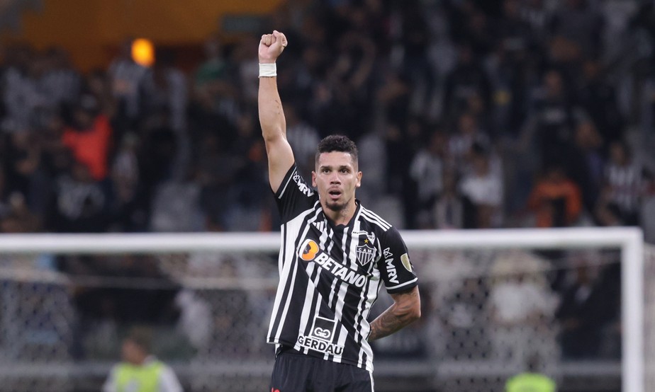 Paulinho, do Atlético-MG, comemora gol com punho levantado em apoio a Vinícius Jr.