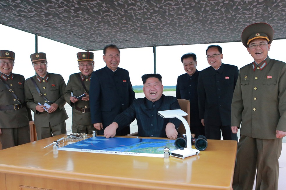Kim Jong Un acompanha lançamento de míssil de médio alcance em foto divulgada em 30 de agosto pela agência estatal norte-coreana KCNA (Foto: Reuters/KCNA)