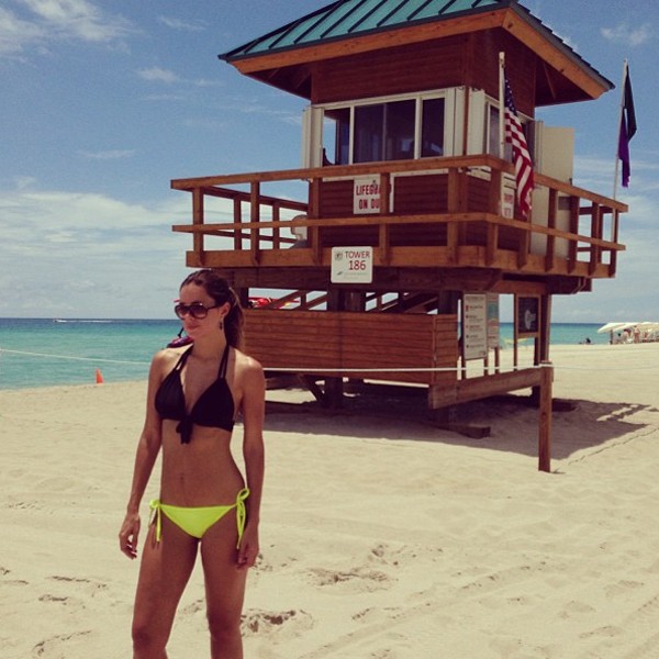 Vera Viel em praia de Miami (Foto: Reprodução/Instagram)