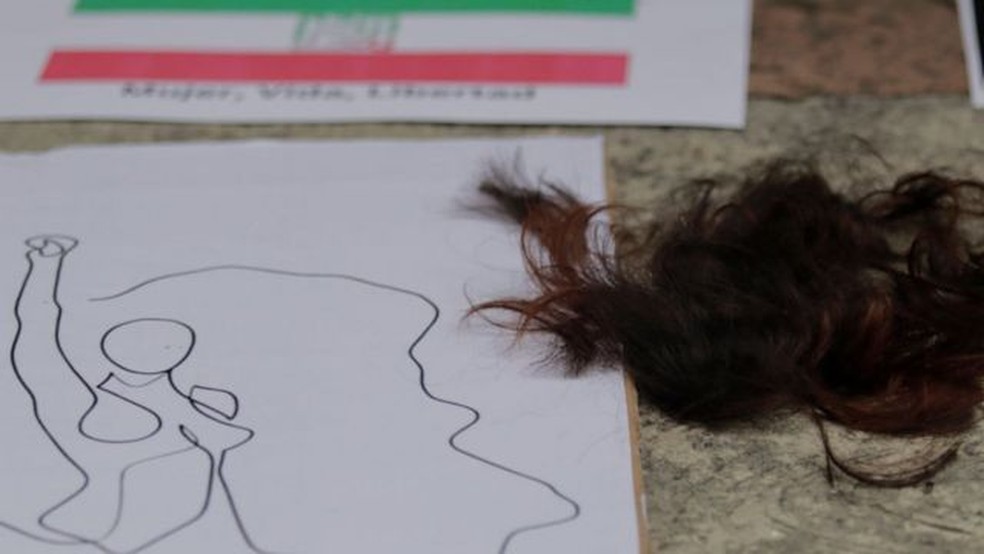 Muitas mulheres apareceram cortando o cabelo em diferentes manifestações ao redor do mundo — Foto: GETTY IMAGES/via BBC