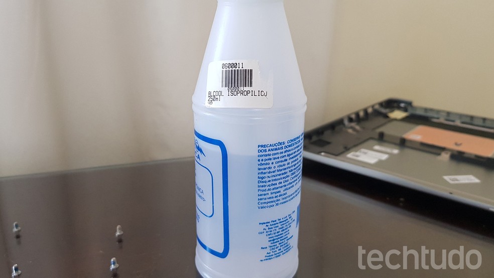 Caso você precise dissolver sujeira ou remover uma pasta térmica antiga, use álcool isopropílico (Foto: Filipe Garrett/TechTudo)