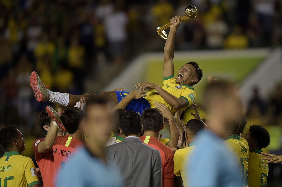 Veron &eacute; festejado pelos companheiros com o pr&ecirc;mio de melhor jogador do Mundial Sub-17 &mdash; Foto: Alexandre Loureiro/CBF