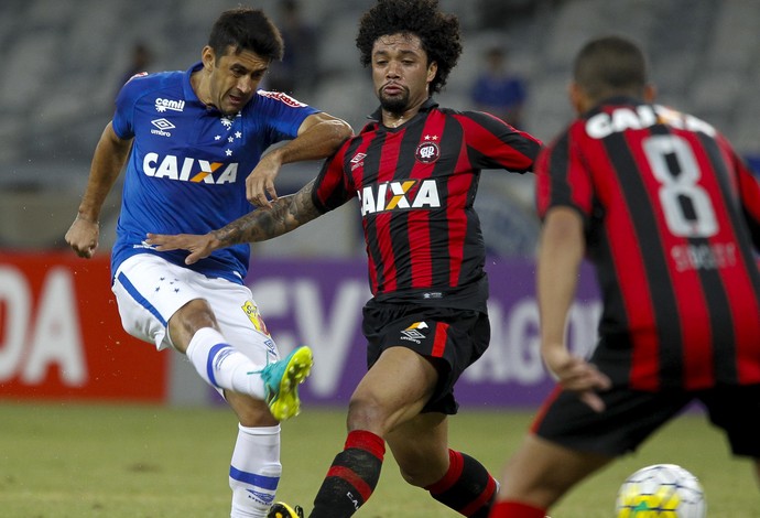 Robinho, do Cruzeiro, em ação contra o Atlético-PR (Foto: Washington Alves/Light Press/Cruzeiro)