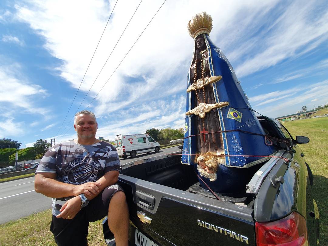 PM aposentado, Claudio Motta leva estátua gigante de Aparecida a frente de romaria de ciclistas pela Dutra 