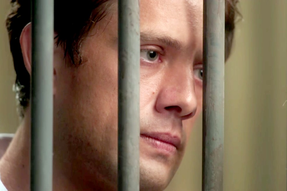 Danilo (Rafael Cardoso) pode sair da prisão com um habeas corpus, em 'Espelho da Vida' — Foto: TV Globo