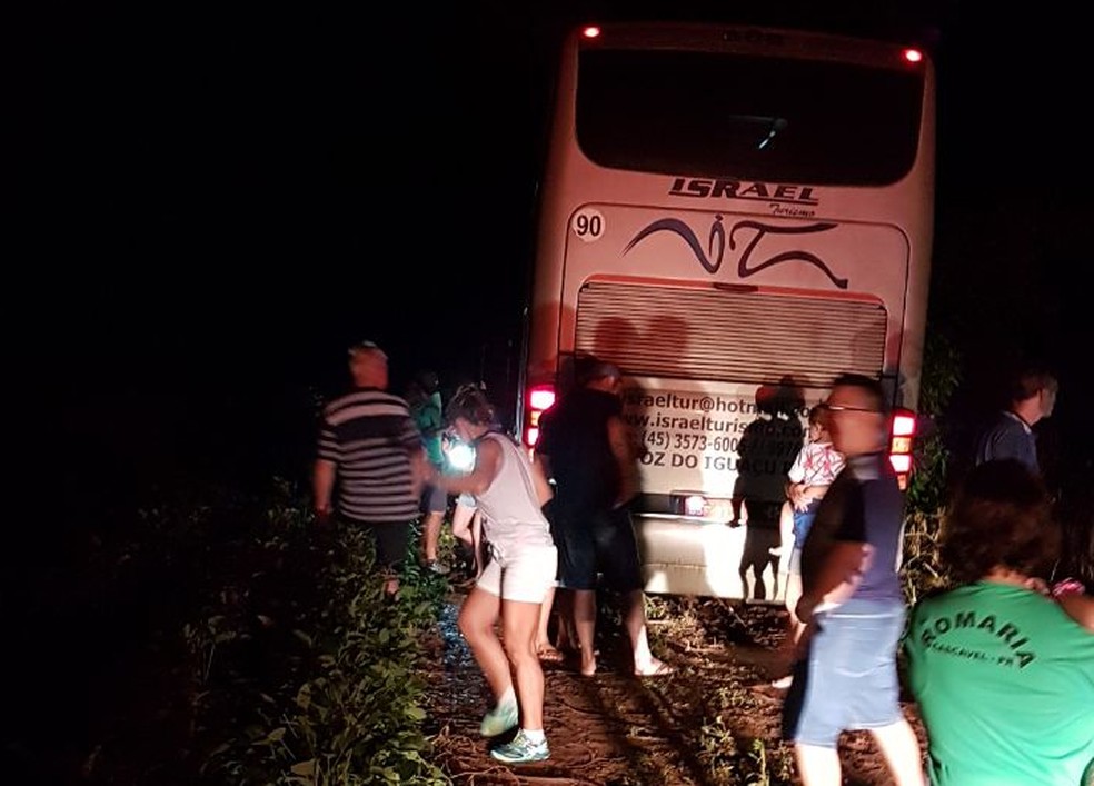 Ônibus foi parado pelos ladrões na BR-369, em Mamborê (Foto: Divulgação/PRF)